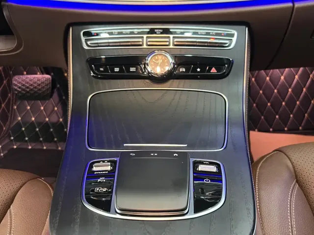 Mercedes-Benz E-Class — Фото автомобиля 12