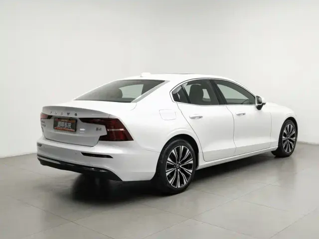 Volvo S60 — Фото автомобиля 2