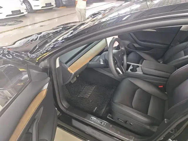 Tesla Model 3 — Фото автомобиля 15