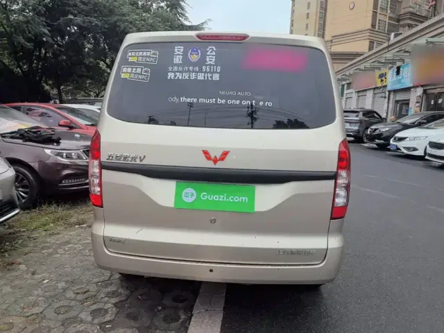 Wuling Hongguang V — Фото автомобиля 5