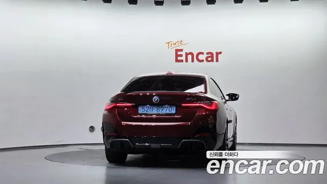 BMW i4 — Фото автомобиля 4
