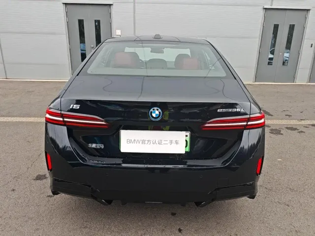 BMW BMW i5 2025 eDrive 35L M Sport Package — Фото автомобиля 4