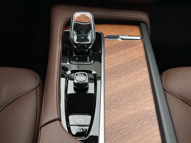 Volvo XC90 — Фото автомобиля 11