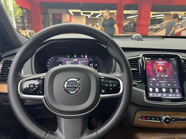 Volvo XC90 — Фото автомобиля 7