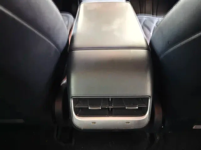 Tesla Model 3 — Фото автомобиля 9