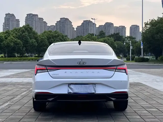 Hyundai Elantra 2022 1.5L CVT LUX Premium Edition — Фото автомобиля 15