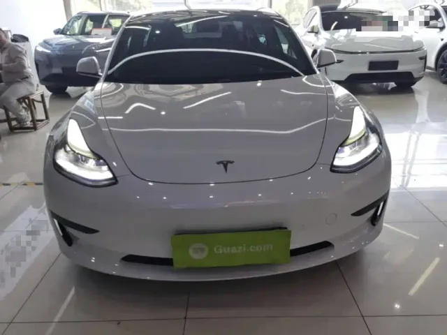 Tesla Model 3 — Фото автомобиля 2