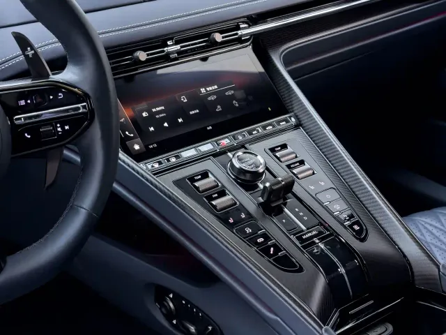Aston Martin DB12 — Фото автомобиля 28