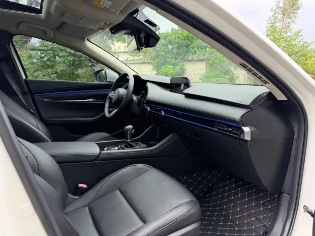 Mazda Axela — Фото автомобиля 8