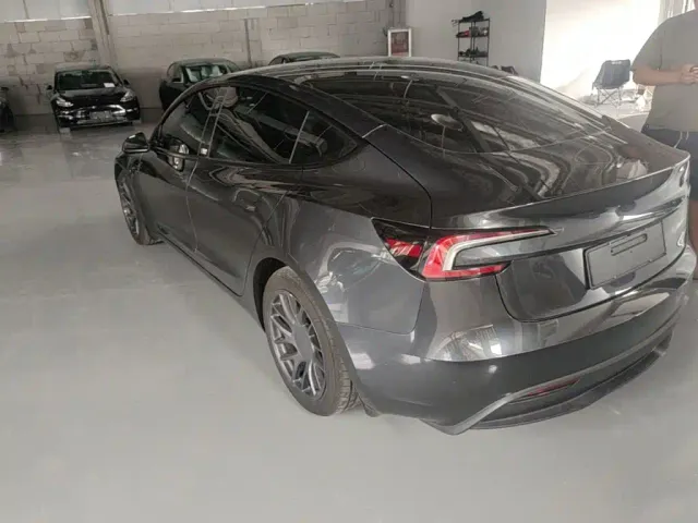 Tesla Model 3 — Фото автомобиля 4