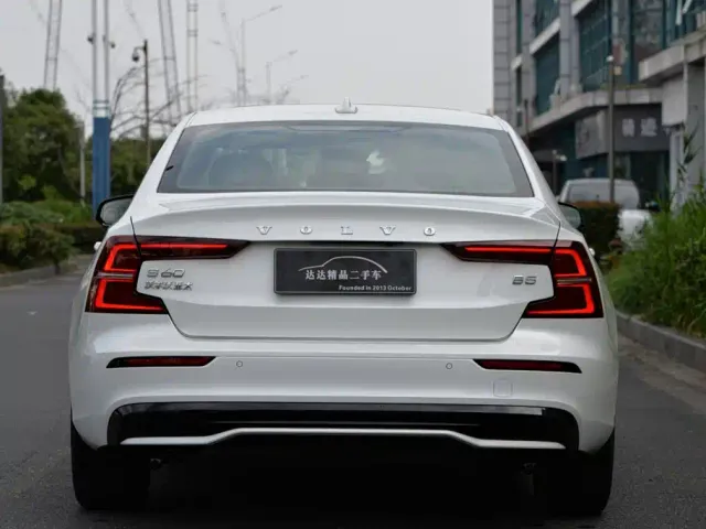 Volvo S60 — Фото автомобиля 3