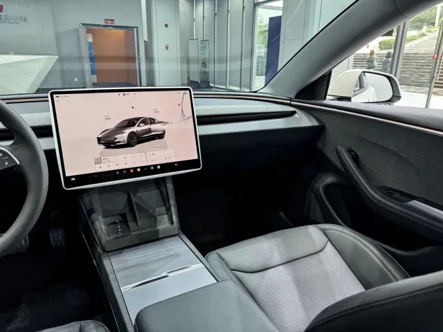 Tesla Model 3 — Фото автомобиля 13