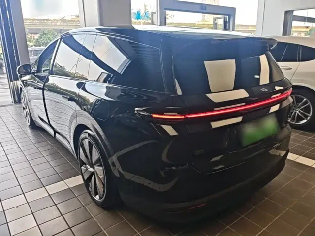 Li Auto i8 — Фото автомобиля 4