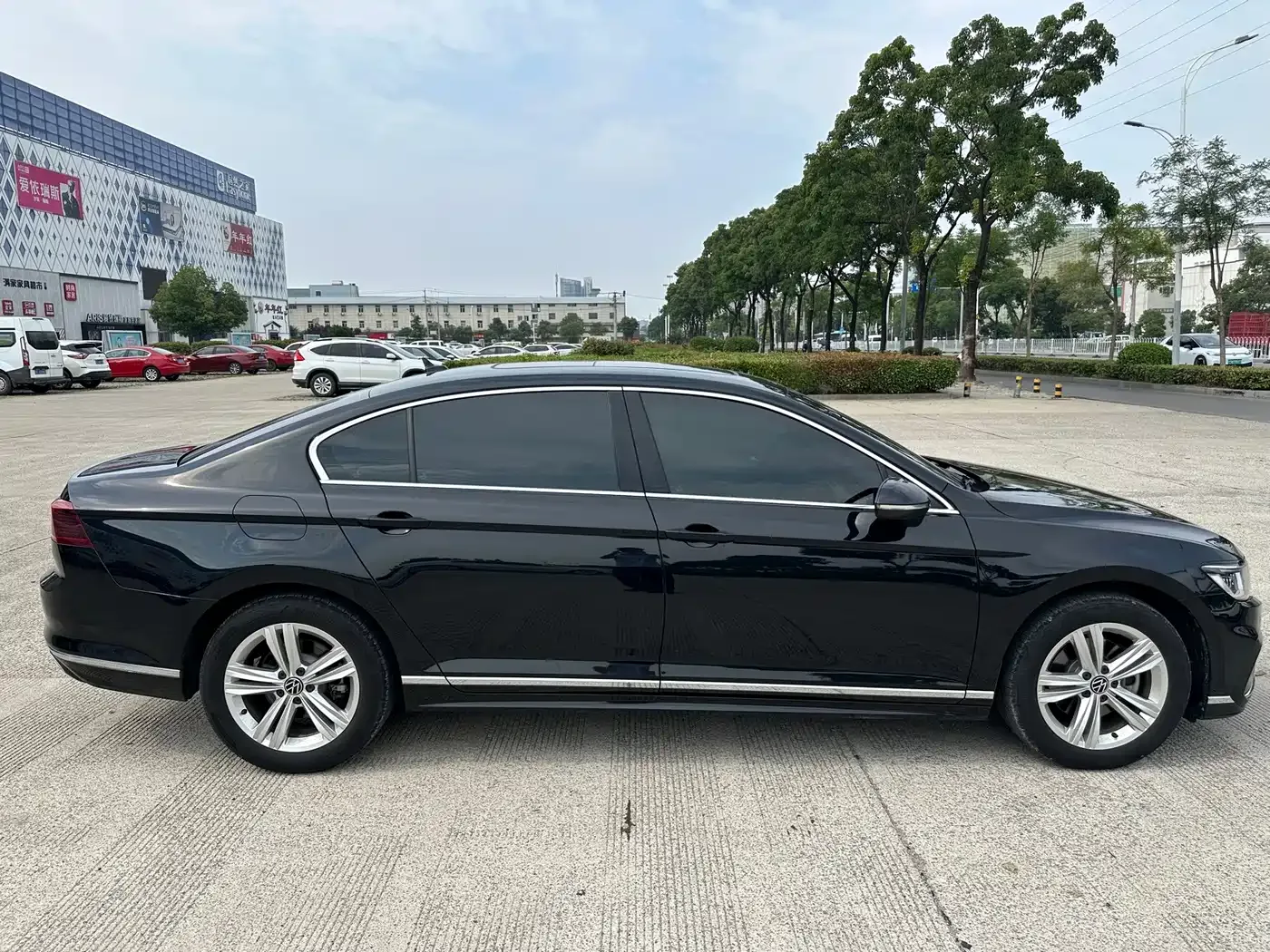 Volkswagen Magotan 2023 Model 2 Million Units Commemorative Edition 280TSI DSG Leading Version — Фото автомобиля 6