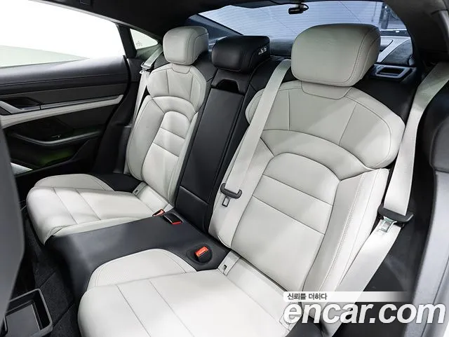 Porsche Taycan — Фото автомобиля 16