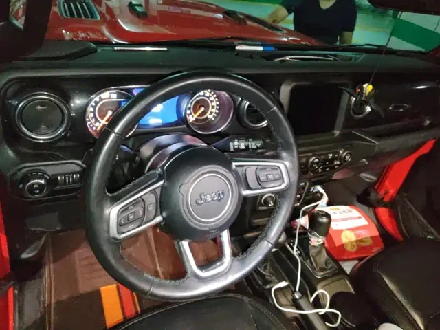 Jeep Wrangler — Фото автомобиля 12