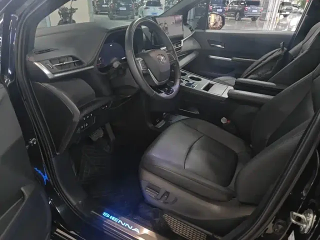 Toyota Sienna — Фото автомобиля 14