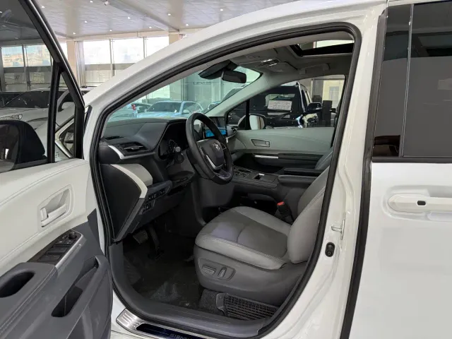 Toyota Sienna — Фото автомобиля 7