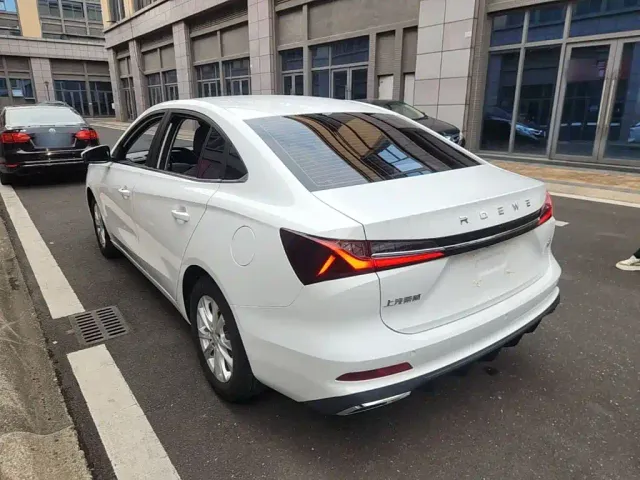 Roewe i5 — Фото автомобиля 4