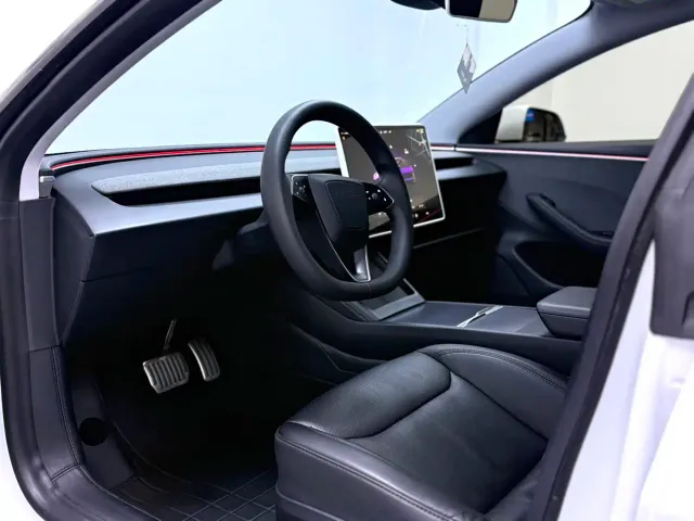 Tesla Model 3 — Фото автомобиля 5