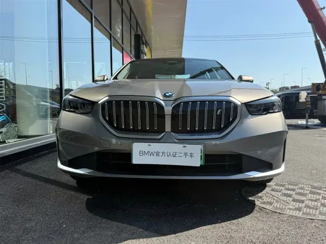 BMW i5 — Фото автомобиля 2
