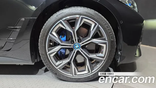 BMW i4 — Фото автомобиля 21