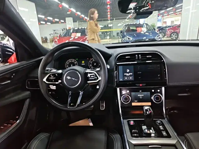 Jaguar XEL — Фото автомобиля 12