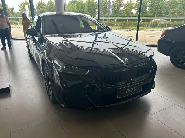 BMW 5 Series — Фото автомобиля 4