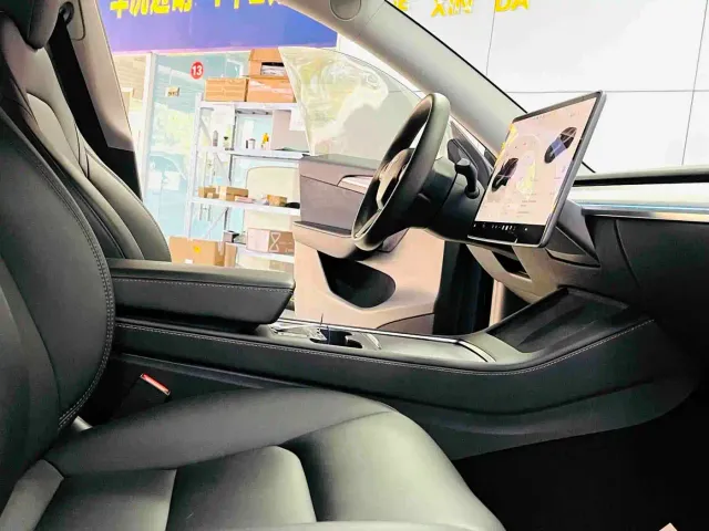 Tesla Model Y — Фото автомобиля 11