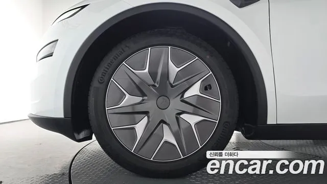 Tesla Model Y — Фото автомобиля 5