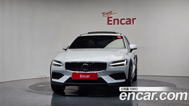 Вольво V60 V60 Cross Country 2 поколение B5 Ultimate AWD — Фото автомобиля 2