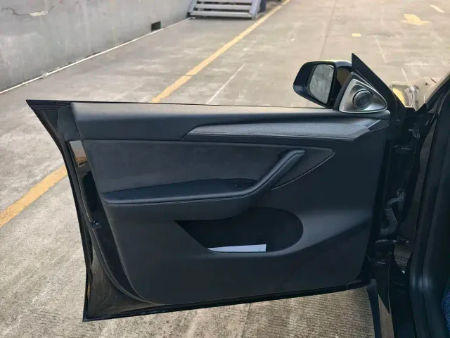 Tesla Model Y — Фото автомобиля 12