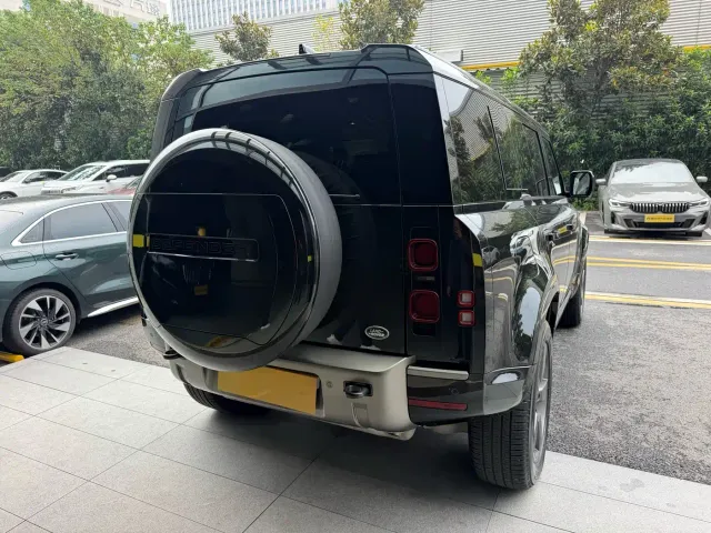 Land Rover Defender — Фото автомобиля 7