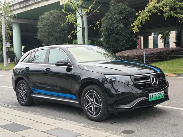 Mercedes-Benz EQC — Фото автомобиля 3