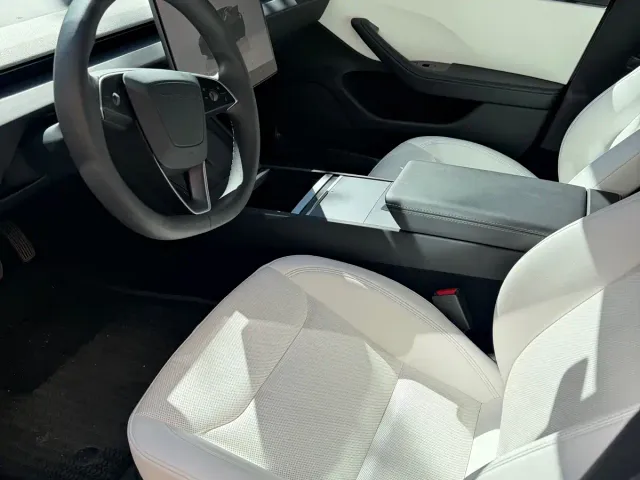 Tesla Model 3 — Фото автомобиля 8