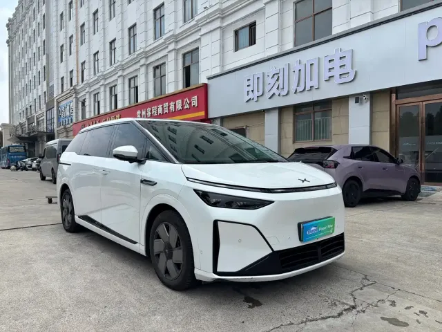 Xpeng X9 — Фото автомобиля 3