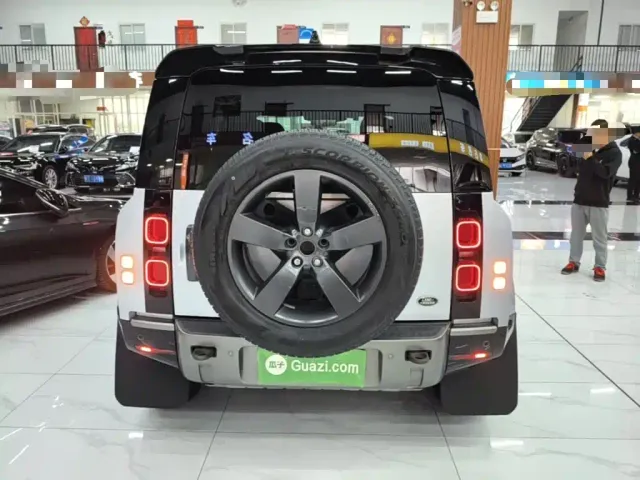 Land Rover Defender — Фото автомобиля 5