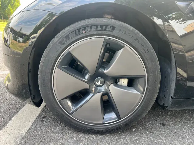 Tesla Model 3 — Фото автомобиля 11