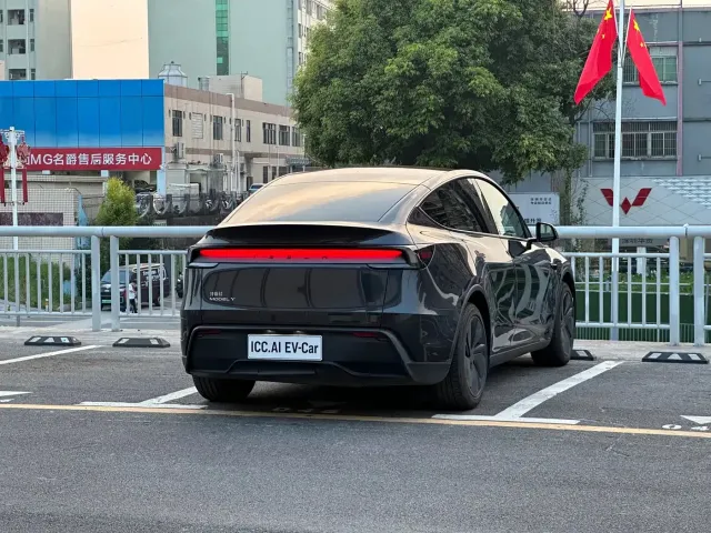 Tesla Model Y — Фото автомобиля 13