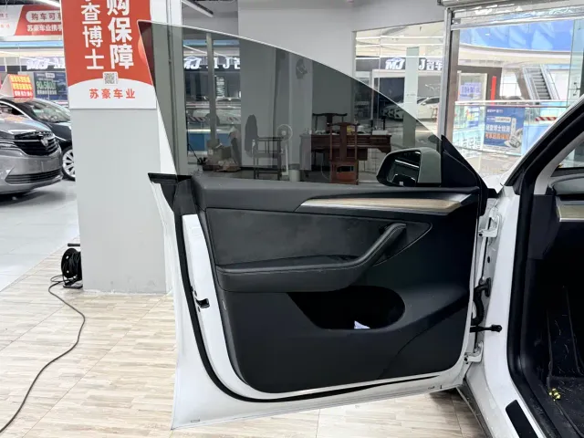 Tesla Model Y — Фото автомобиля 5