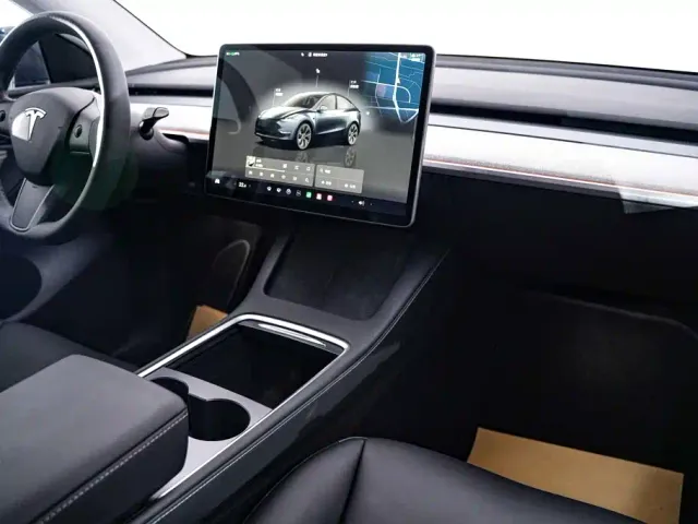 Tesla Model Y — Фото автомобиля 24