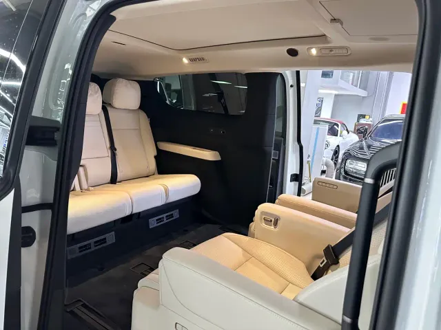 Li Auto MEGA — Фото автомобиля 14
