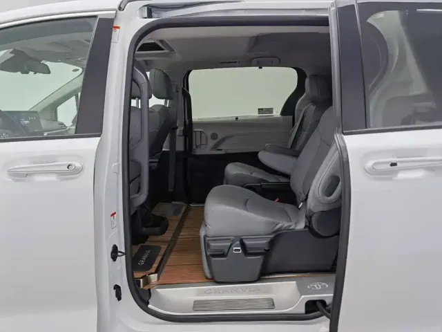 Toyota Granvia 2024 2.5L Hybrid Comfort — Фото автомобиля 15
