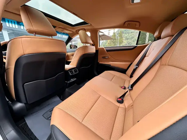 Lexus ES — Фото автомобиля 12