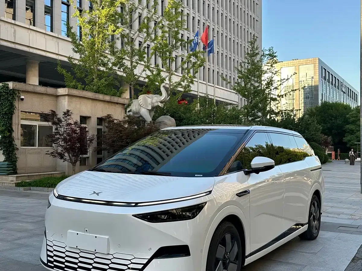 Фотография автомобиля — XPeng XPeng X9