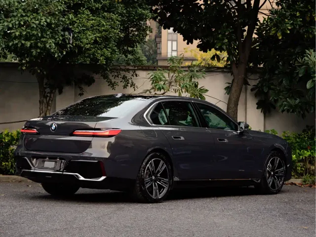 BMW i7 — Фото автомобиля 5