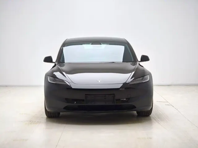 Tesla Model 3 — Фото автомобиля 2