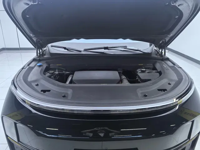 Li Auto L8 — Фото автомобиля 23