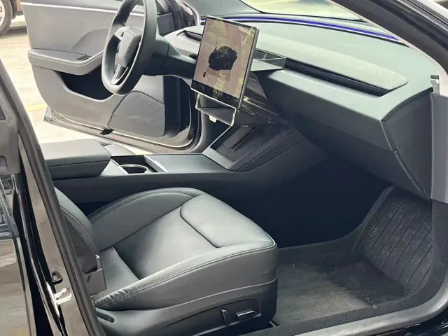 Tesla Model 3 — Фото автомобиля 11