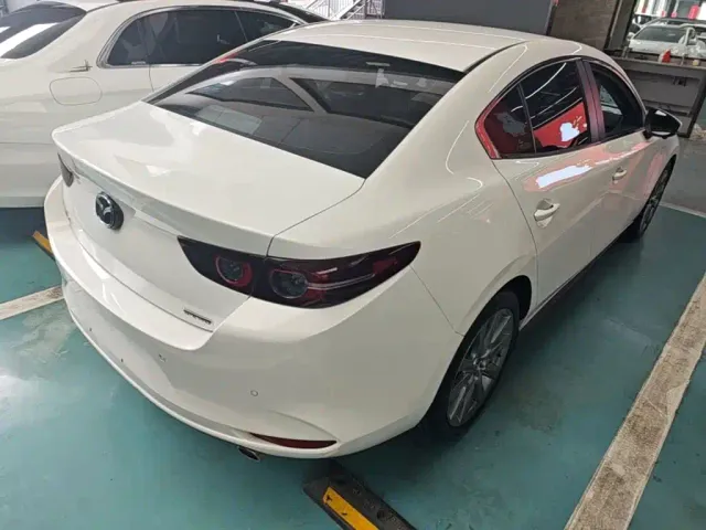 Mazda Axela — Фото автомобиля 6